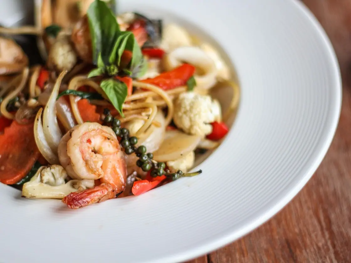 Pasta marinera con gambas, calamar y mejillones