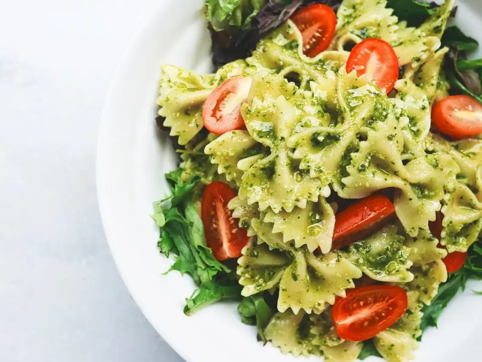 Pasta al pesto con pollo y tomates cherry