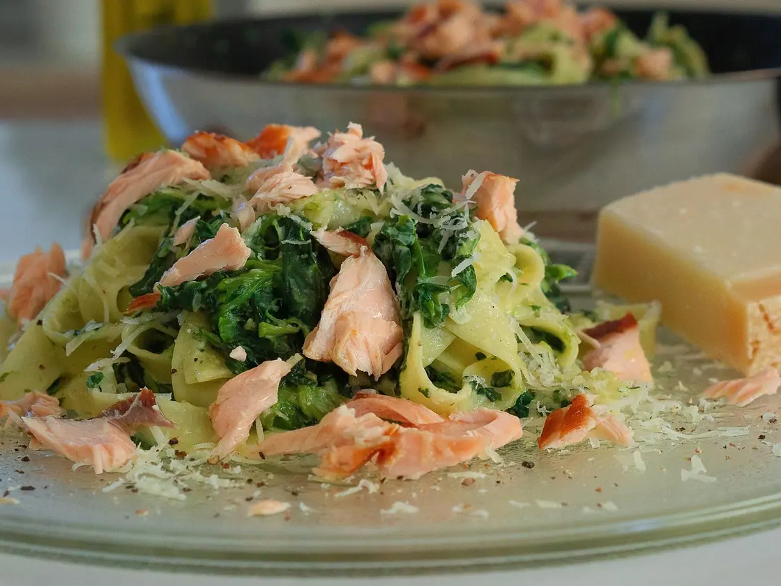 Pasta cremosa de salmón y espinacas
