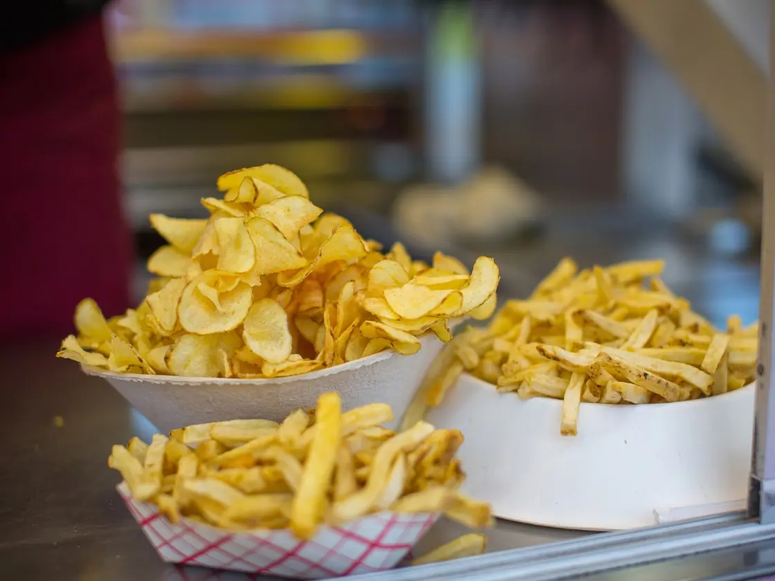 Patatas con cheddar y bacon (loaded fries)