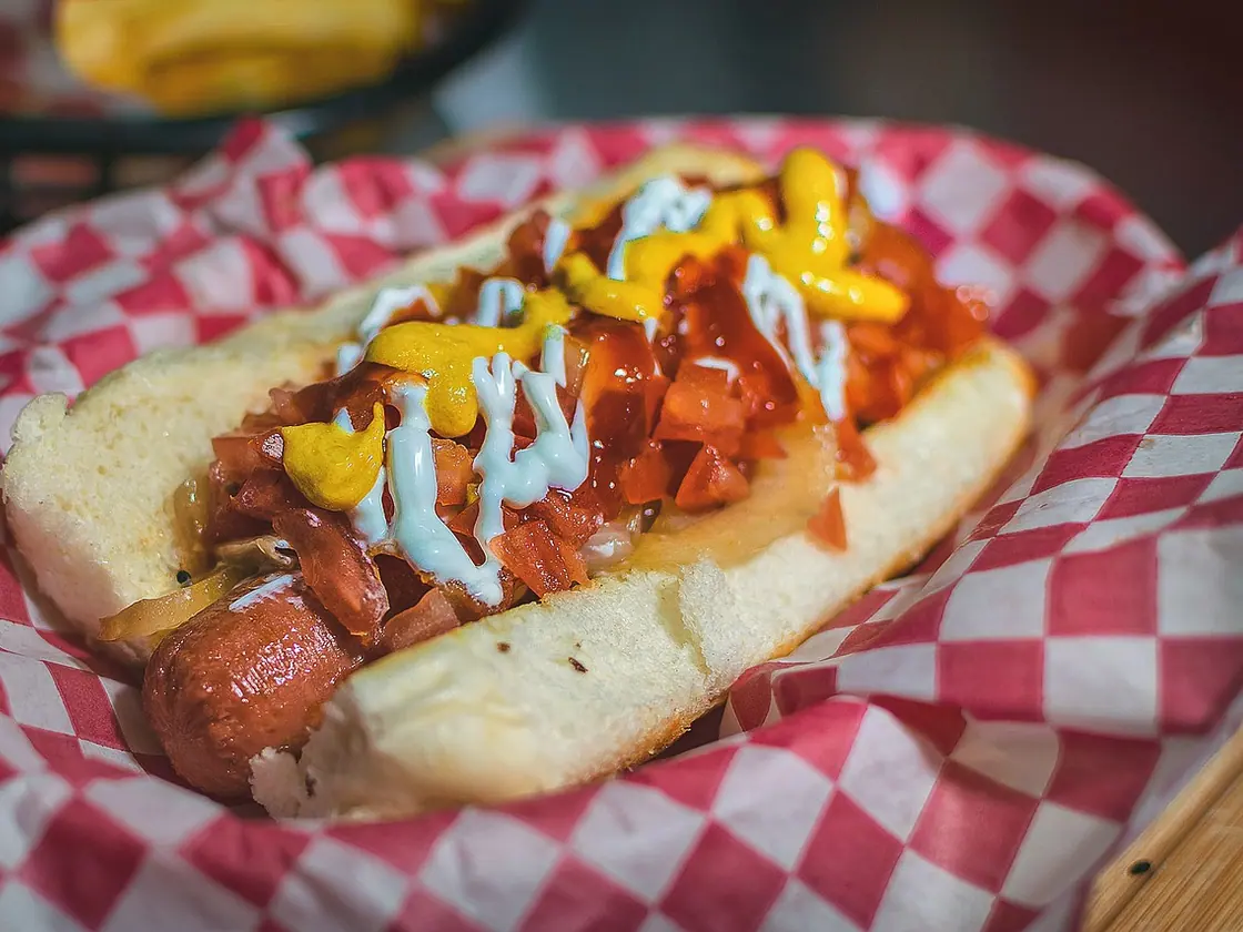 Perrito caliente de pollo con cebolla crujiente