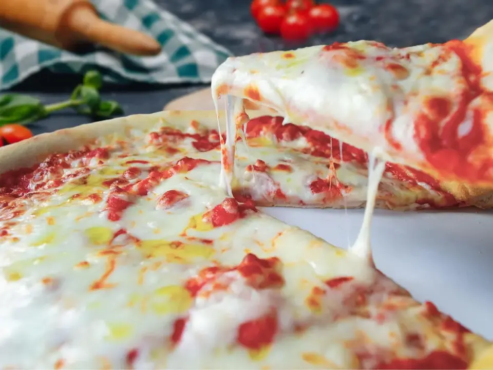 Pizza margarita con masa casera de fermentación lenta