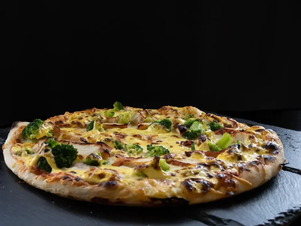 Pizza proteica de pollo con masa de yogur