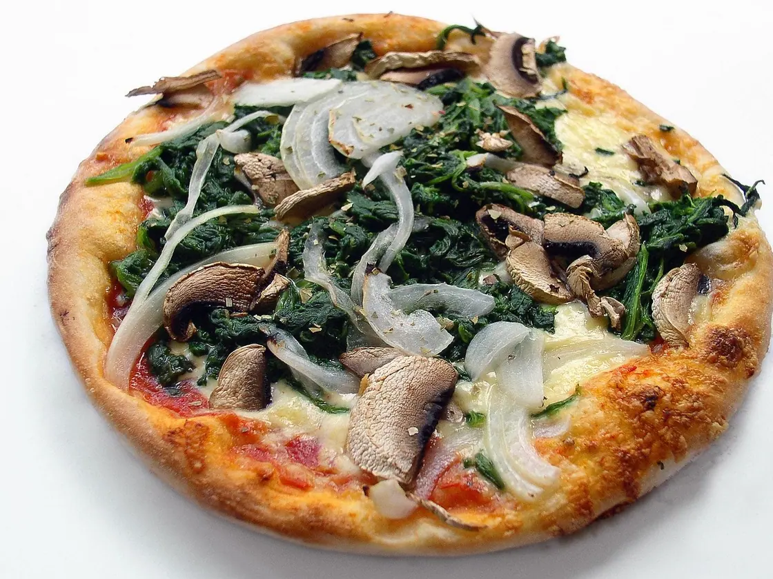 Pizza de verduras asadas y queso de cabra