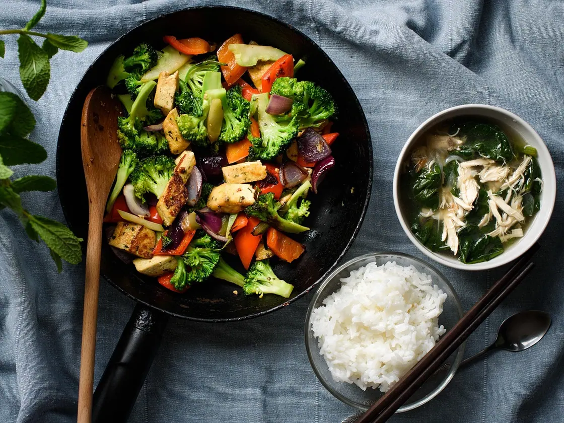 Poke bowl vegano de tofu marinado