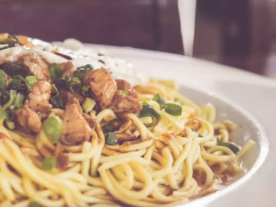 Pollo con almendras al estilo chino