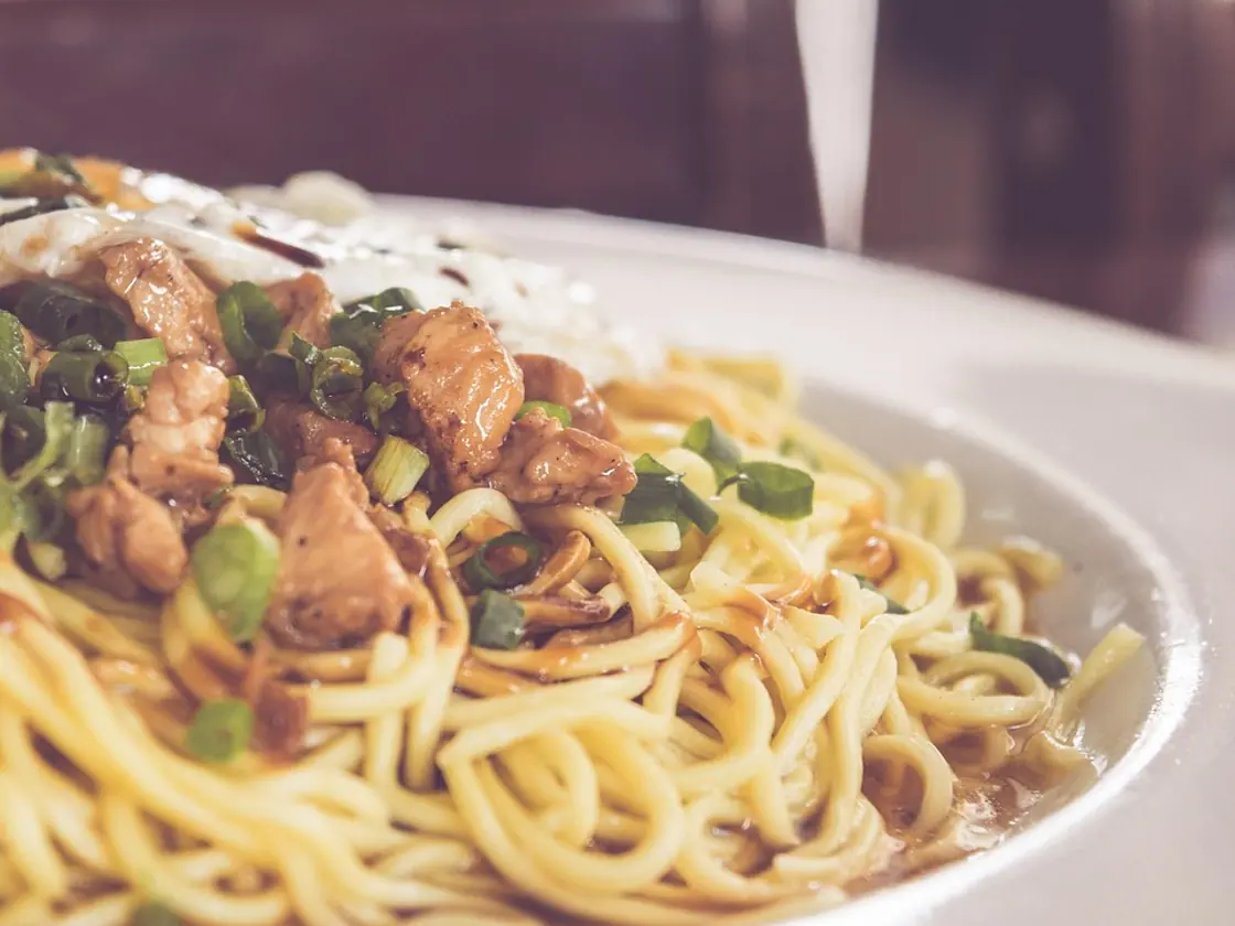 Pollo con almendras al estilo chino