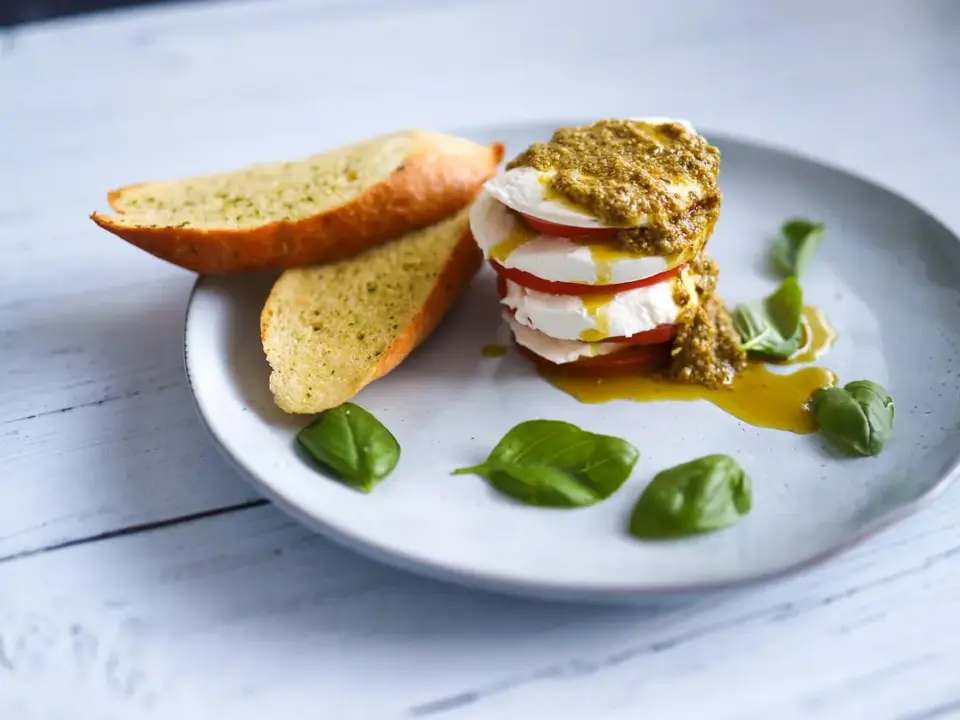 Pollo caprese con tomate, mozzarella y albahaca