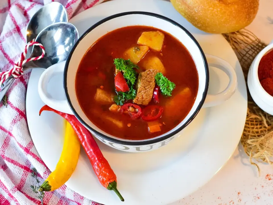 Pollo guisado con patatas
