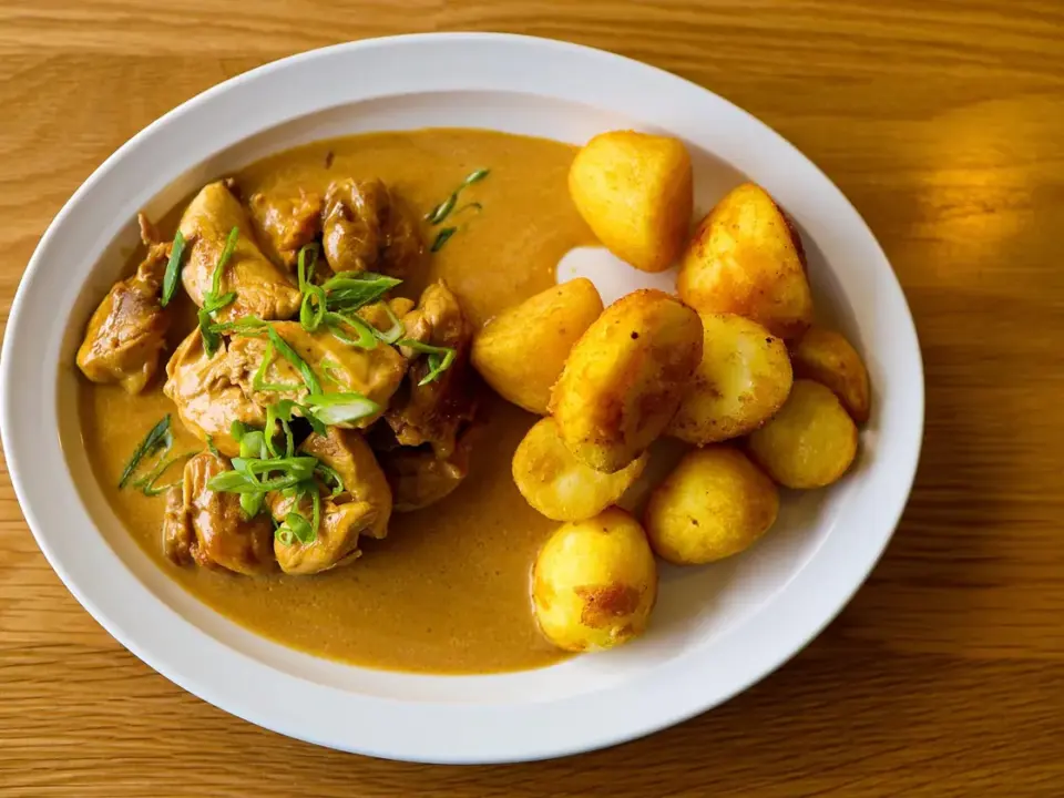 Pollo al horno con patatas, limón y romero