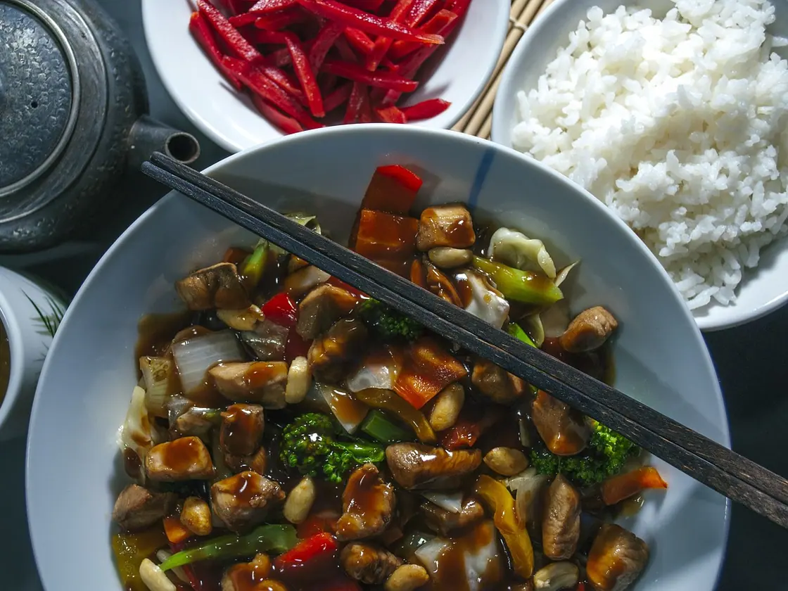 Pollo kung pao con cacahuetes