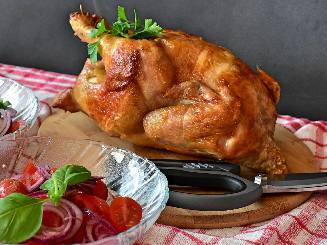 Pollo con pimientos y cebolla en una sartén