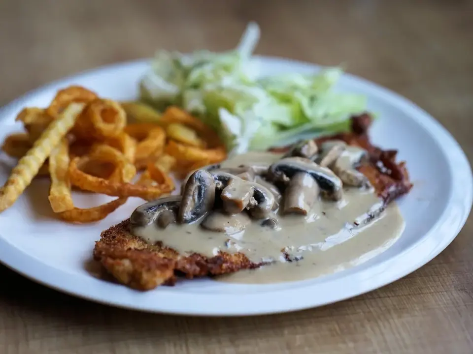 Pollo en salsa de champiñones