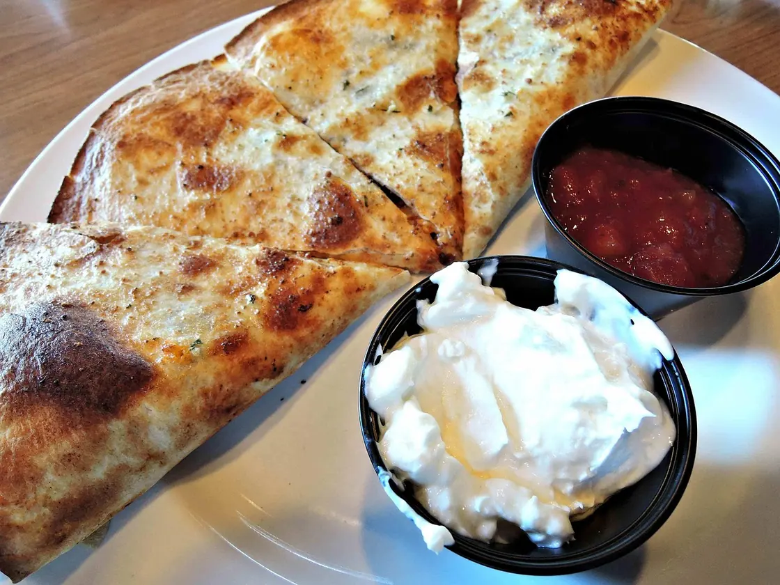 Quesadilla de pollo, queso y pimiento