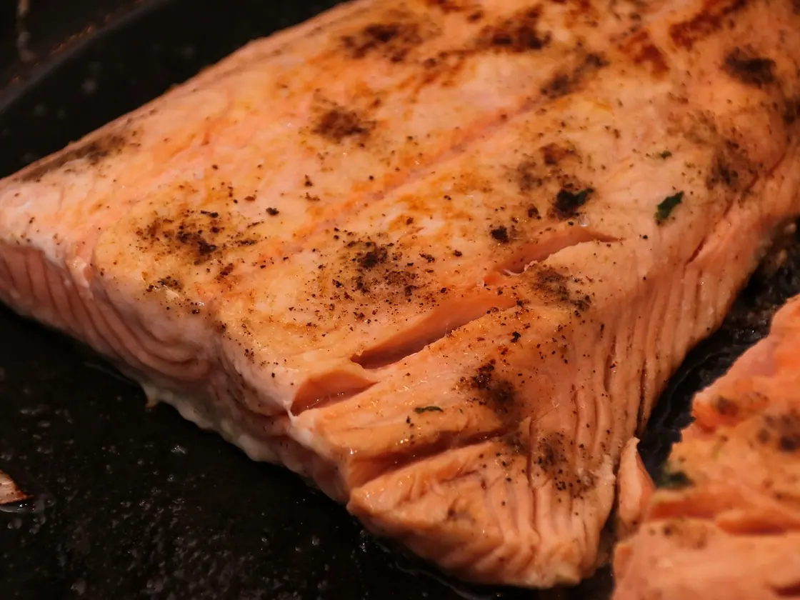 Salmón en air fryer con miel y mostaza
