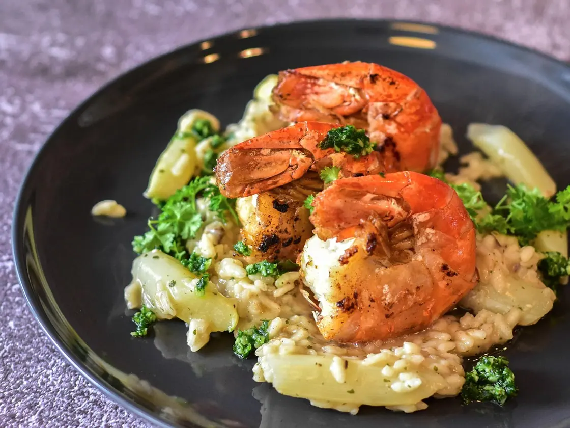 Salteado de gambas y espárragos con limón