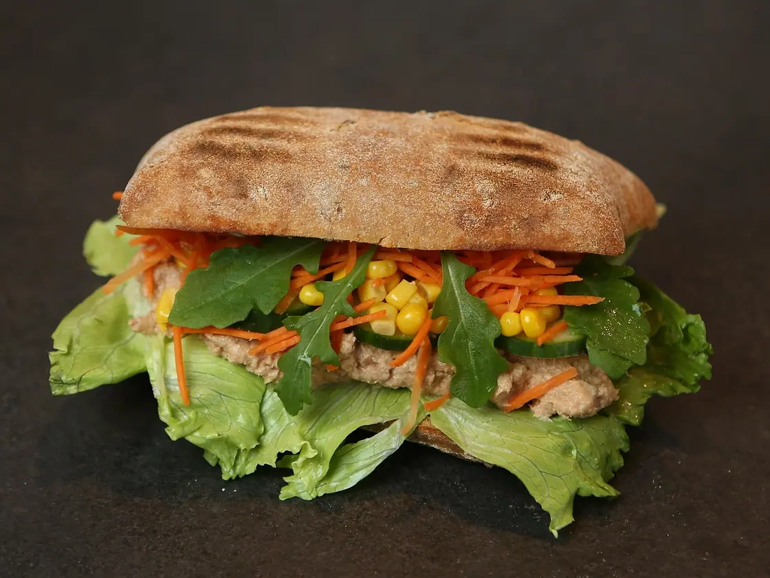 Sándwich de atún y huevo alto en proteína