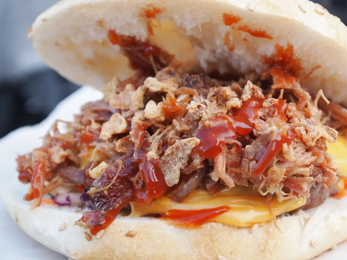 Sándwich de pollo desmechado BBQ y col