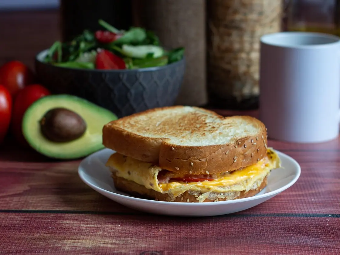 Sándwich de huevo revuelto y aguacate