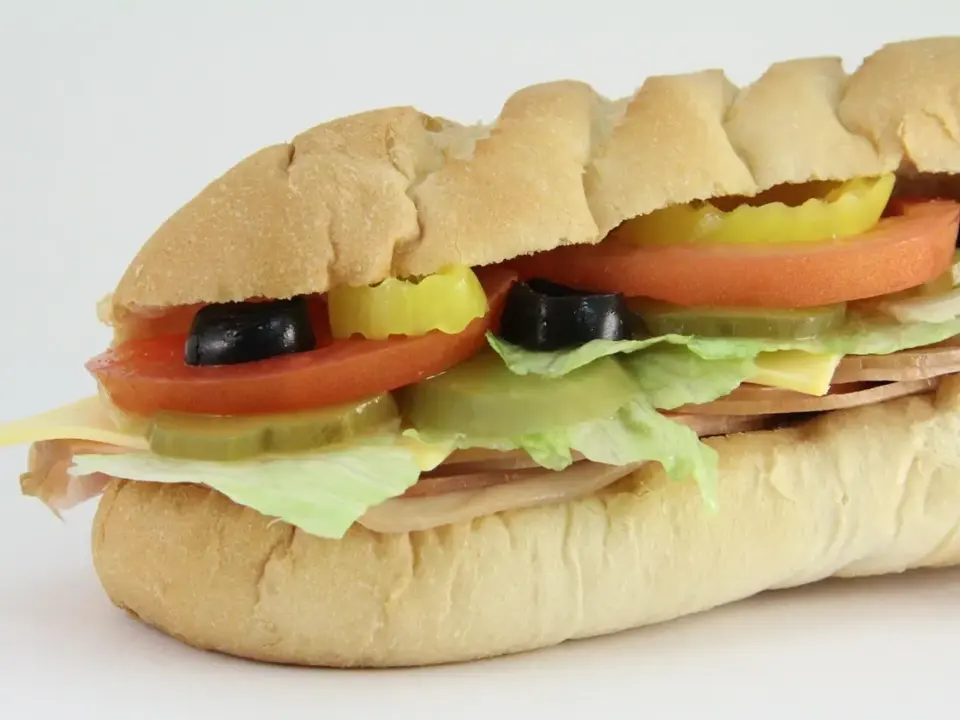 Sándwich de pavo, queso crema y arándanos