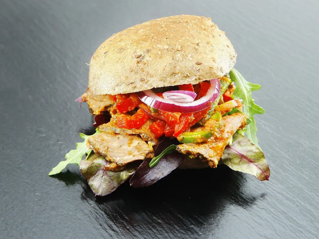 Sándwich frío de pollo al curry y manzana