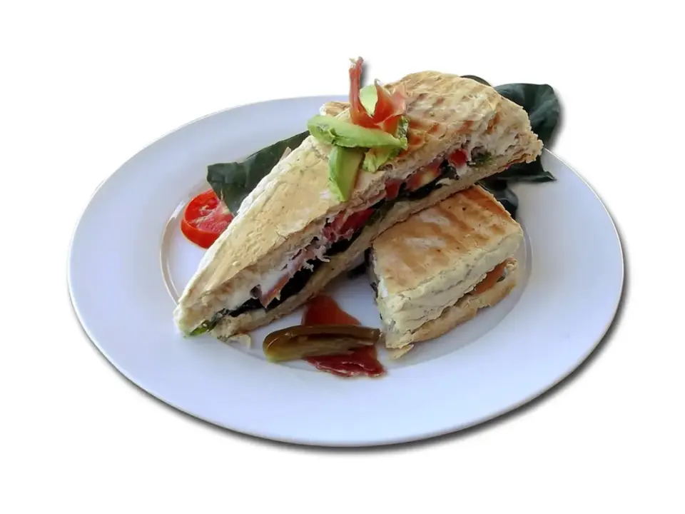 Sándwich de pollo, pesto y mozzarella