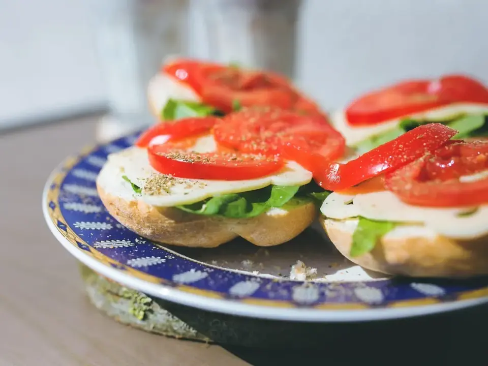 Sándwich vegetal con hummus y huevo