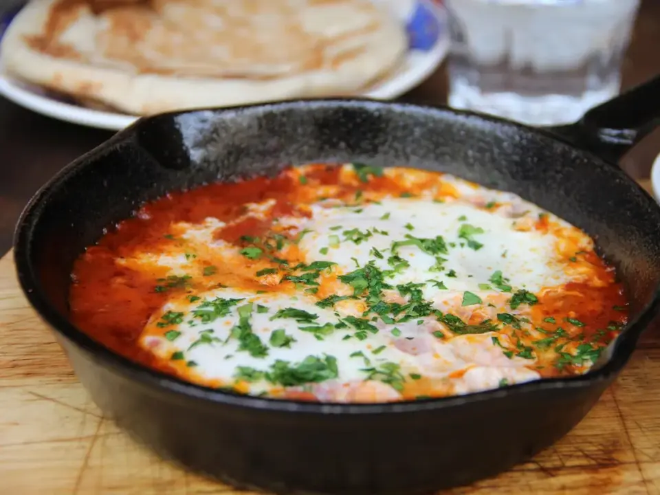 Shakshuka: huevos en salsa de tomate especiada
