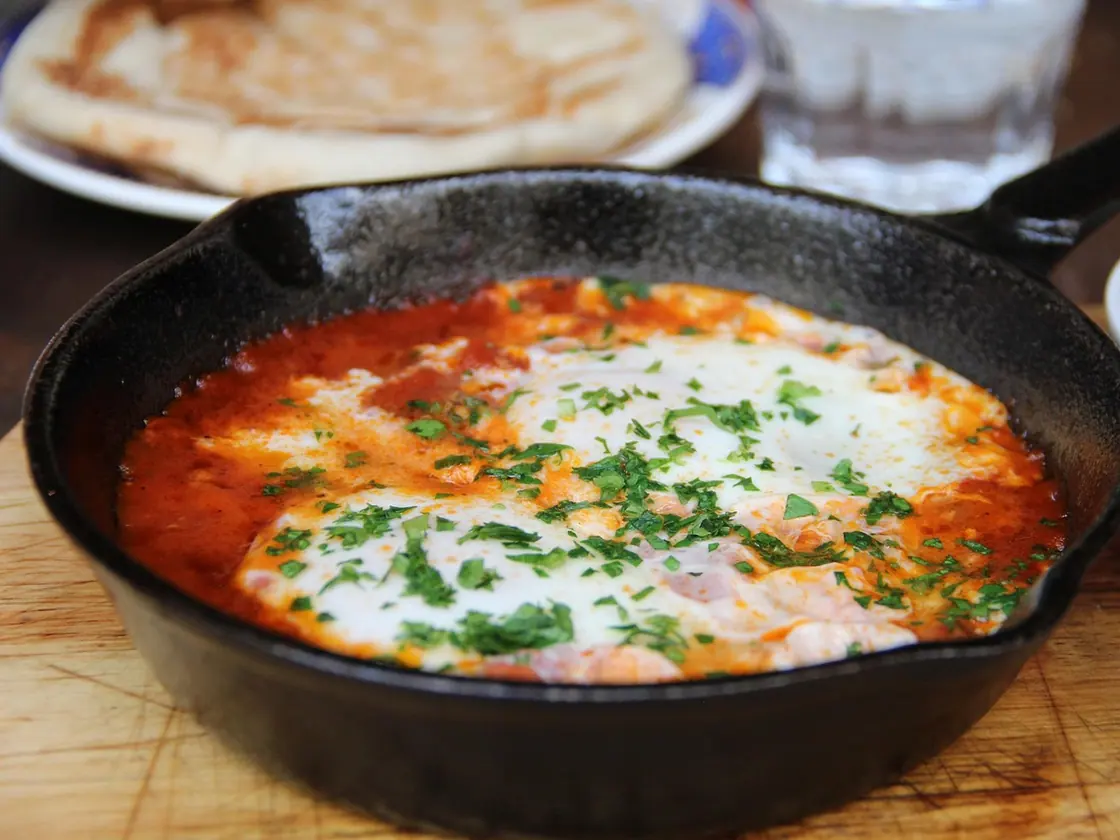 Shakshuka: huevos en salsa de tomate especiada