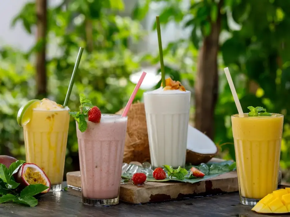 Smoothie tropical de piña, mango y coco