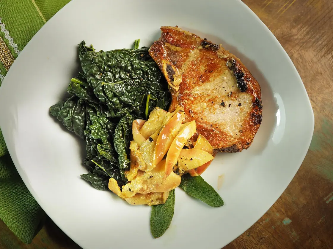 Solomillo de cerdo con manzana y cebolla