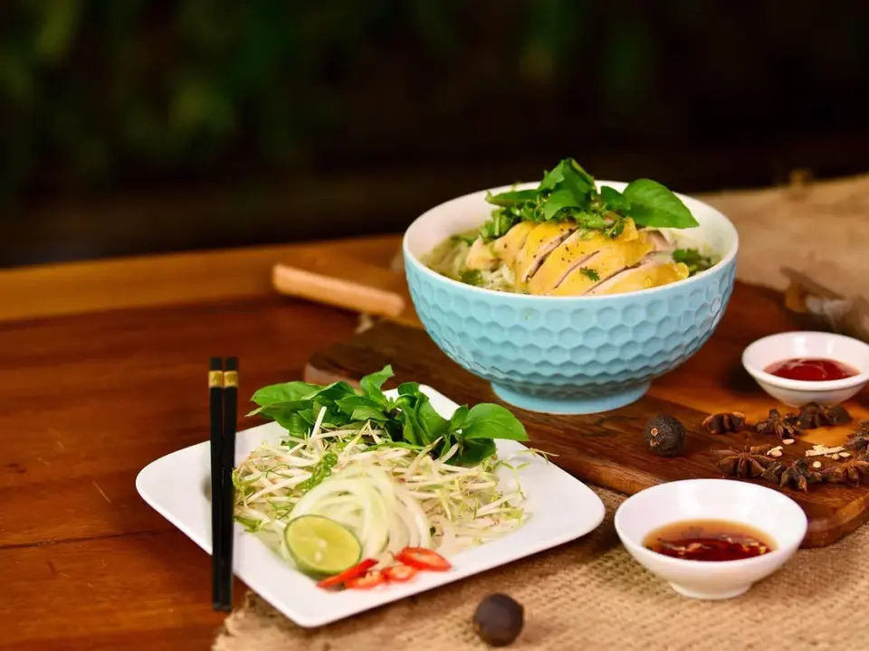 Sopa de pollo con fideos