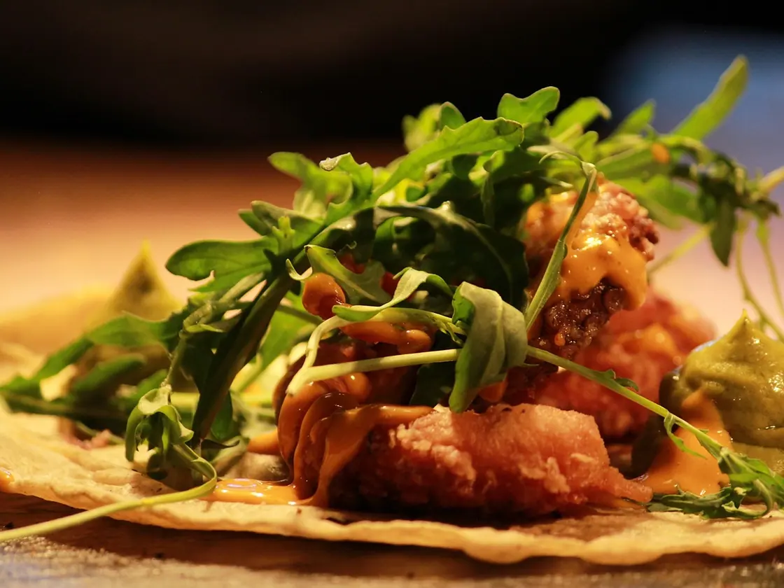Tacos de gambas al ajo con lima