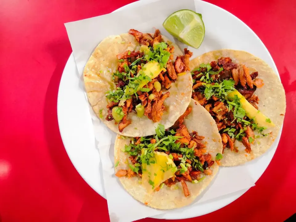 Tacos de pollo al pastor con piña