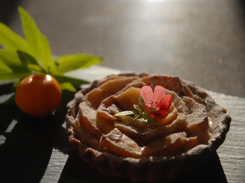 Tarta fina de manzana con hojaldre