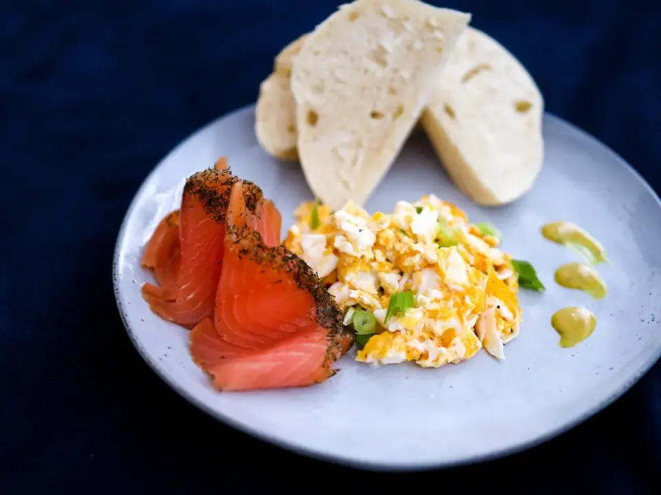 Tosta de salmón ahumado y queso batido