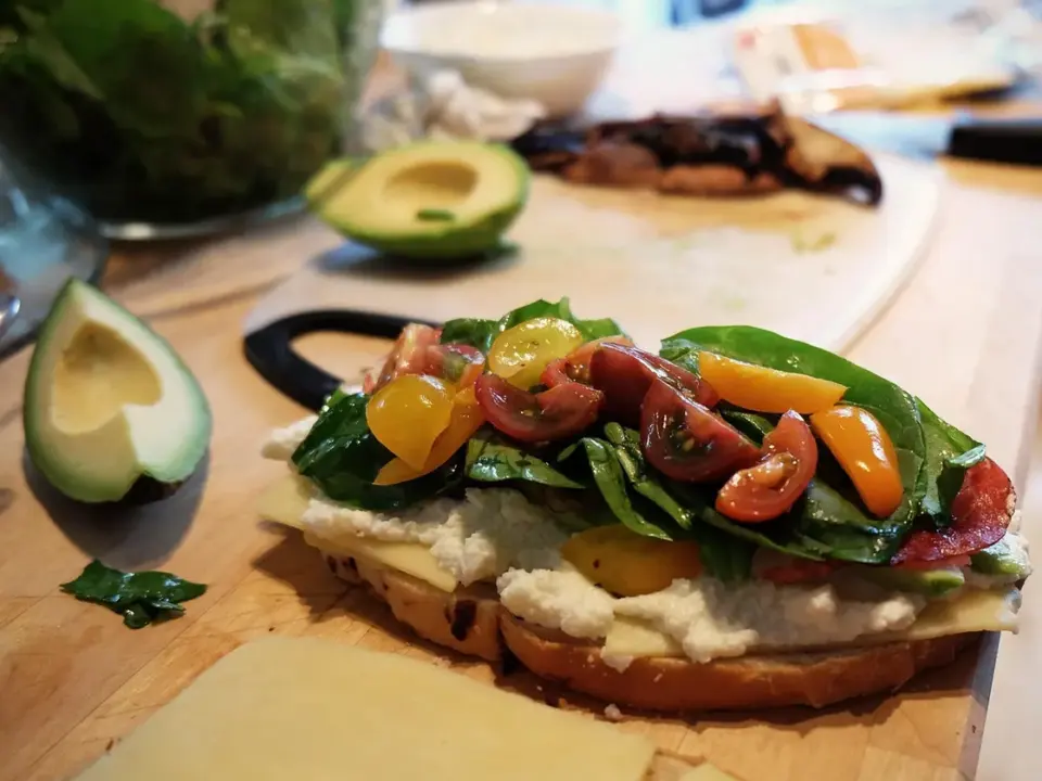 Tostada de aguacate, feta y tomate