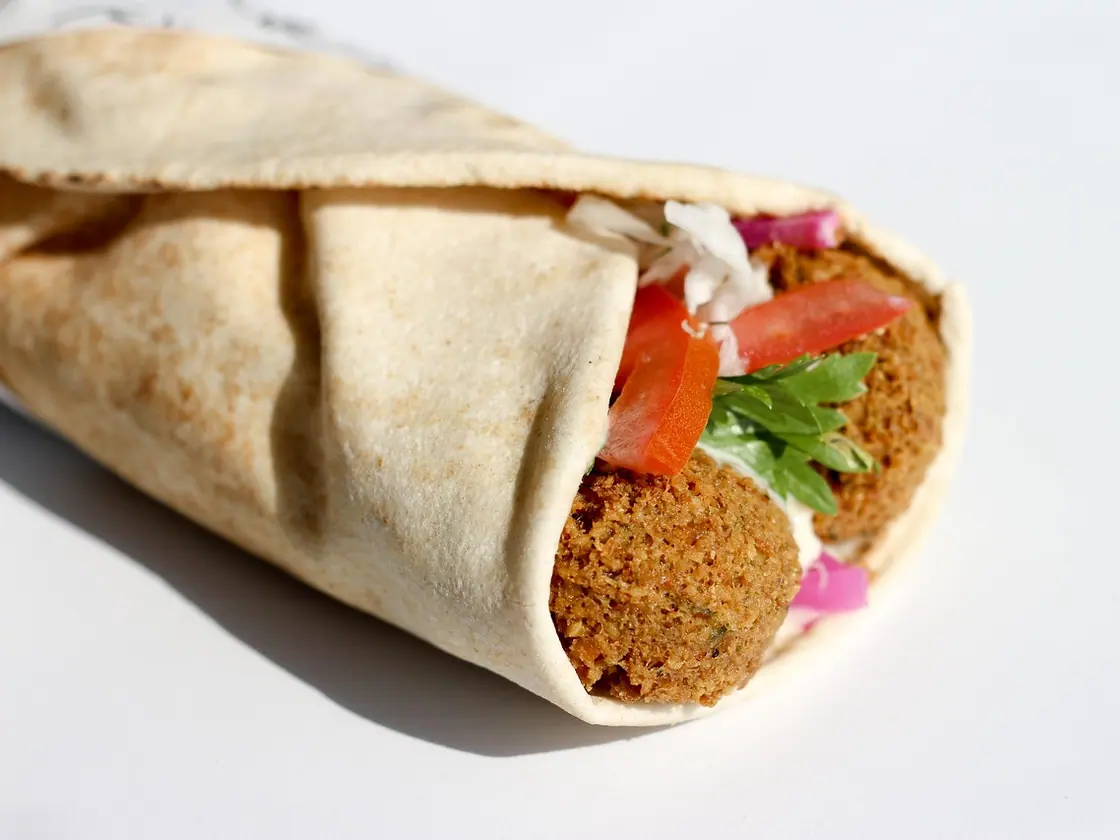 Wrap de falafel al horno con salsa de tahini