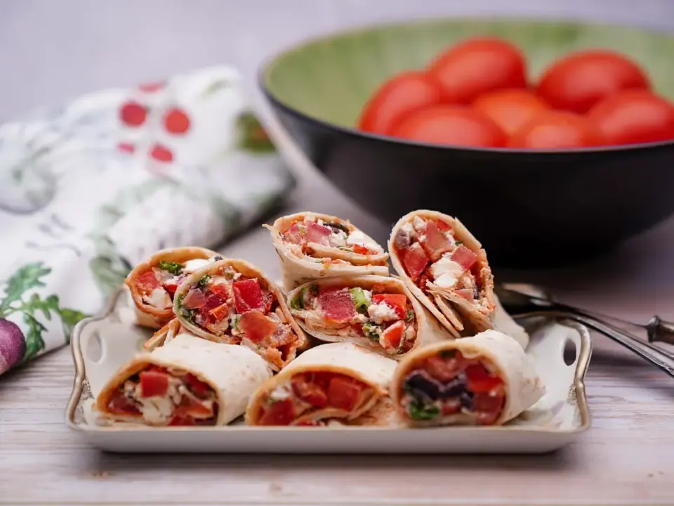 Wrap de pavo, hummus y verduras crujientes